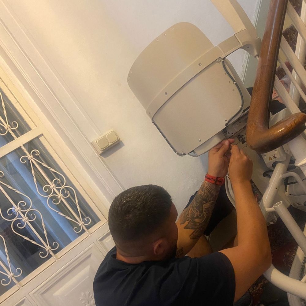 Salvaescaleras averiado en vivienda que requiere reparación técnica especializada