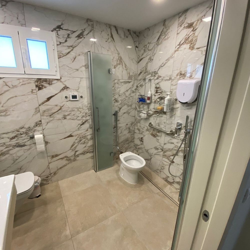 baño adaptado en edificio o comunidad en Canarias para mejorar la accesibilidad
