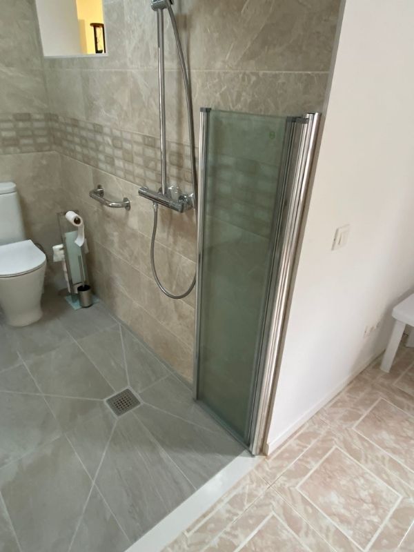 ducha accesible sin barreras en baño adaptado en vivienda