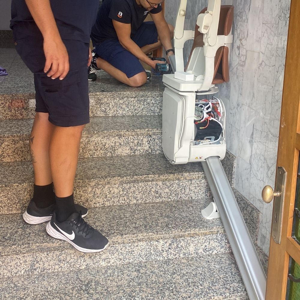 equipo tecnico propio especializado en instalacion de salvaescaleras y accesibilidad en Canarias