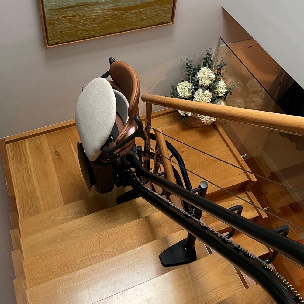 Instalación de salvaescaleras curvo en vivienda en Santa Cruz de Tenerife