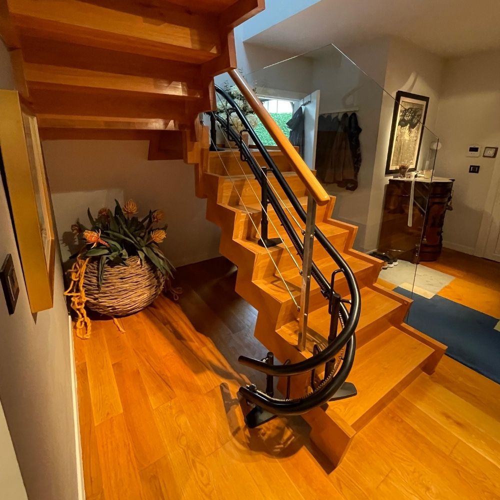 Salvaescaleras curvo adaptado a escaleras con giros en Tenerife