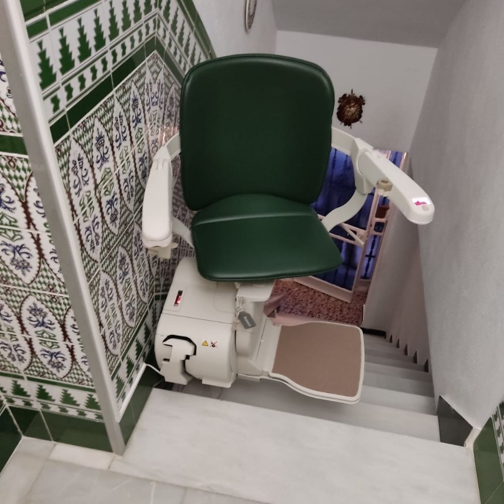 Salvaescaleras recto instalado en vivienda en Tenerife
