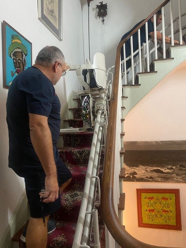 Técnico especializado realizando mantenimiento de salvaescaleras en Tenerife y Gran Canaria