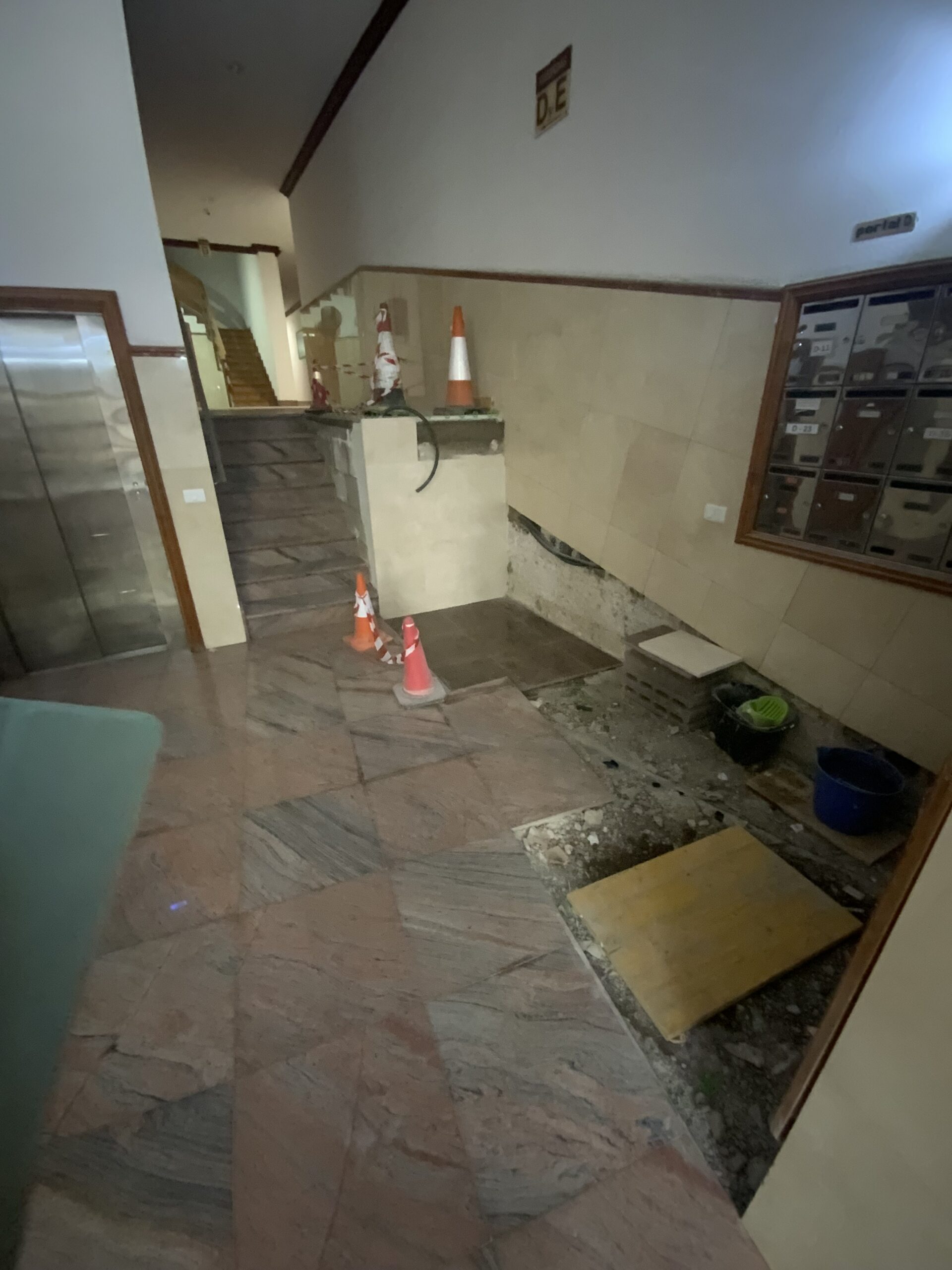 Escalera de comunidad antes de la instalación, sin adaptar