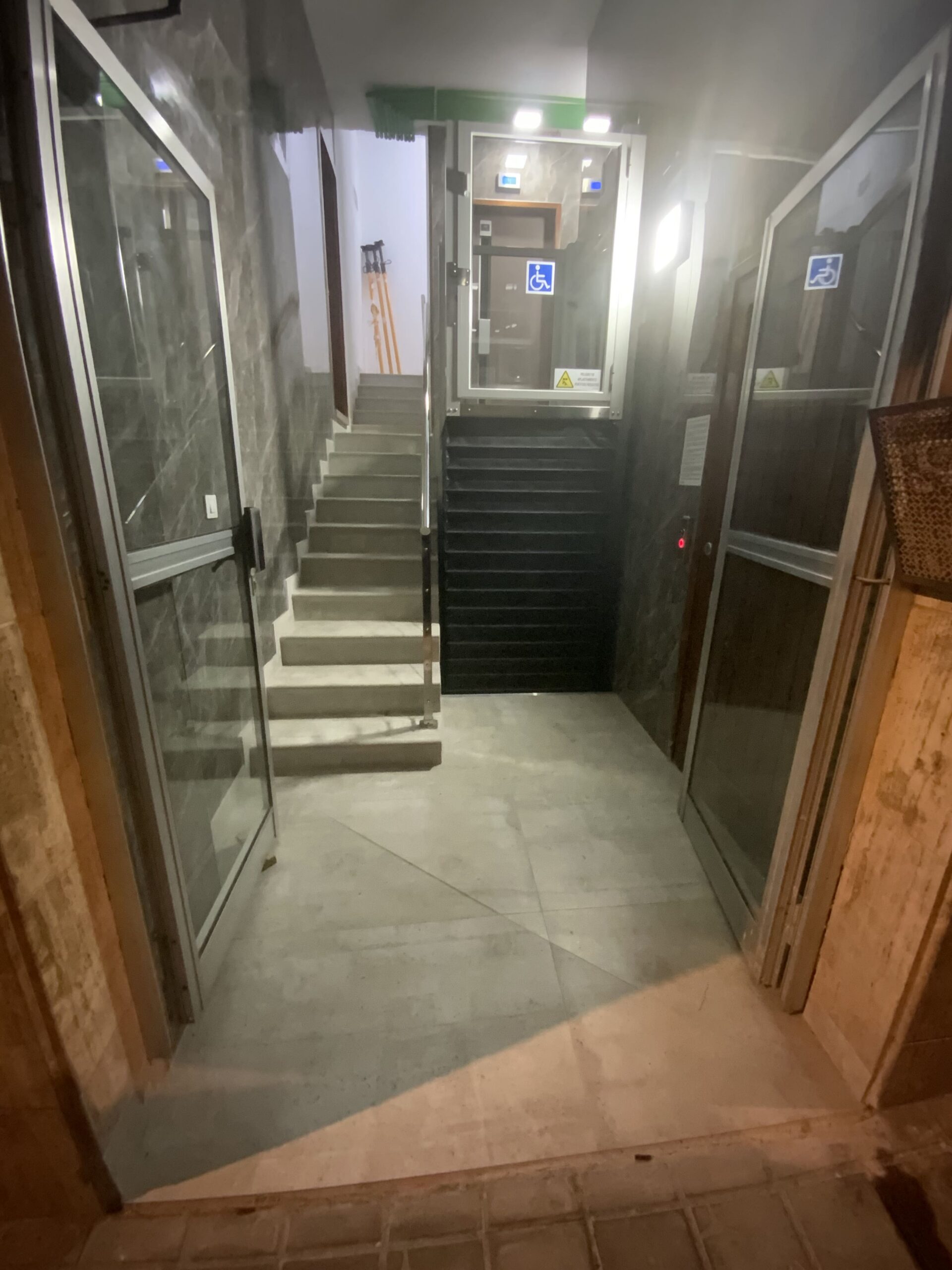 Plataforma salvaescaleras instalada en la comunidad