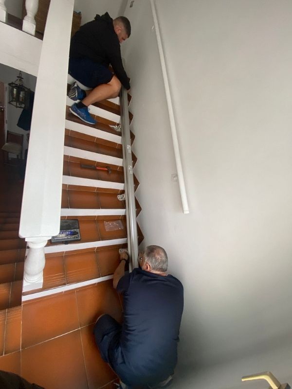 instalando carril para silla salvaescalera