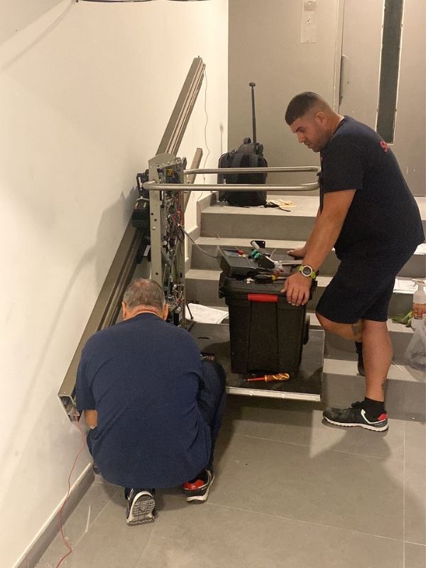 tecnico instalando plataforma salvaescalera