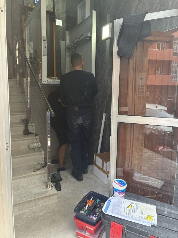 tecnicos trabajando en una plataforma elevadora